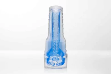 Przezroczysty masturbator w kształcie latarki z niebieskimi elementami widoczny z boku.