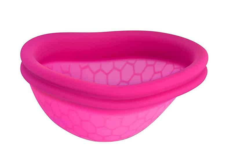 Ciemnoróżowy kubeczek menstruacyjny Intimina Ziggy Cup w kształcie miseczki o grubej obręczy i cienkich ściankach.