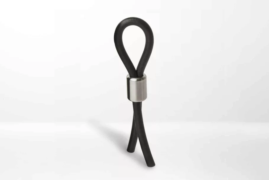 Lasso erekcyjne Velv'Or JBoa ma kształt pętelki z silikonowego sznurka spiętej małą, metalową obręczą.