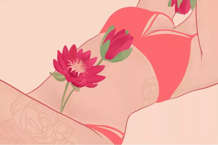Leżąca osoba ubrana w ozdobne majtki i stanik na brzuchu ma ułożone kwiaty, a nad jej szyją wisi jeszcze jeden kwiat.