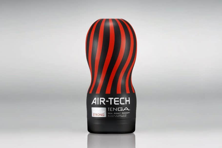 Etykieta masturbatora Tenga Air-Tech Strong ma czarny kolor z jasnymi napisami i czerwonymi, spiralnymi paskami.