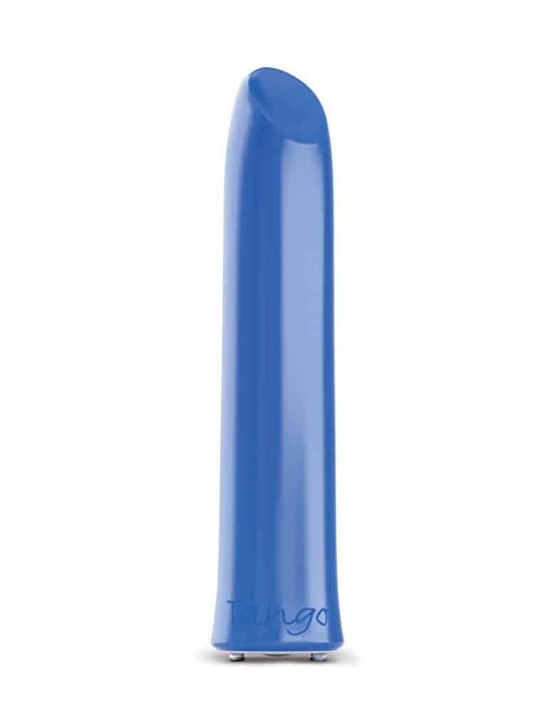 Niebieski masażer łechtaczki We-Vibe ma wydłużony kształt naboju ze ściętym czubkiem i napis "Tango" przy podstawie.
