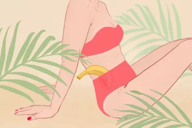 Osoba ubrana w czerwone bikini siedzi na beżowym podłożu. Z jej majtek wystaje banan, a wokół niej widać liście palmy.