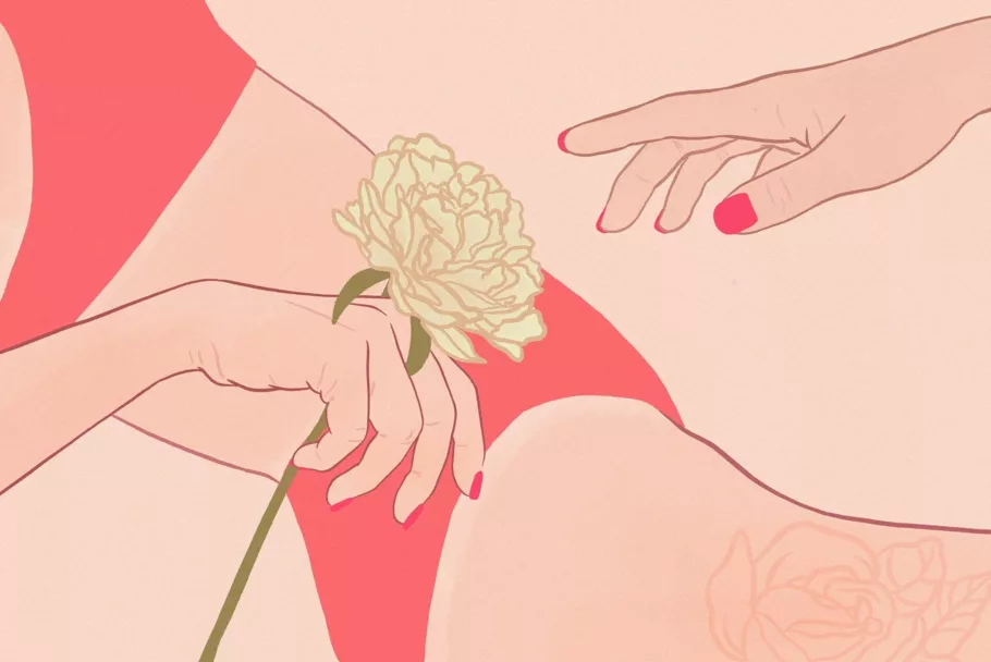 Półleżąca osoba w staniku i majtkach trzyma przy biodrze białą różę. Dłoń drugiej osoby sięga do tego kwiatu.