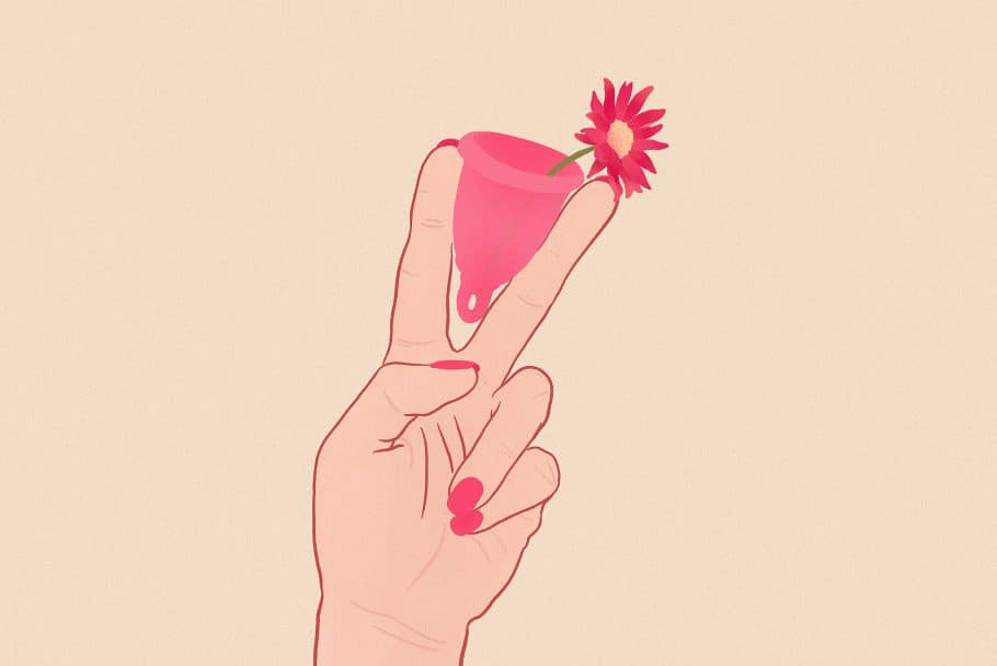Na rysunku dłoń między palcem wskazującym i środkowym trzyma kubeczek menstruacyjny, z którego wystaje czerwony kwiat.