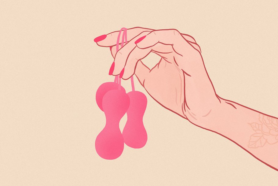 Na palcu wskazującym wyciągniętej dłoni wisi zestaw trzech różowych kulek gejszy: dwóch podwójnych i jednej pojedynczej.