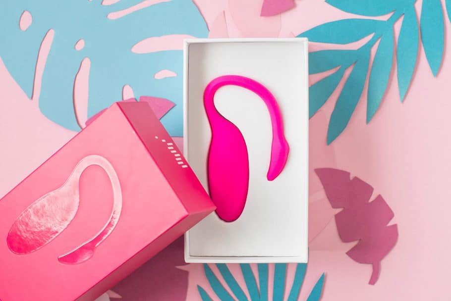 Wibrująca kulka Magic Motion Flamingo leży w białym opakowaniu. Na wieczku kartonika widać realistyczny wizerunek zabawki.