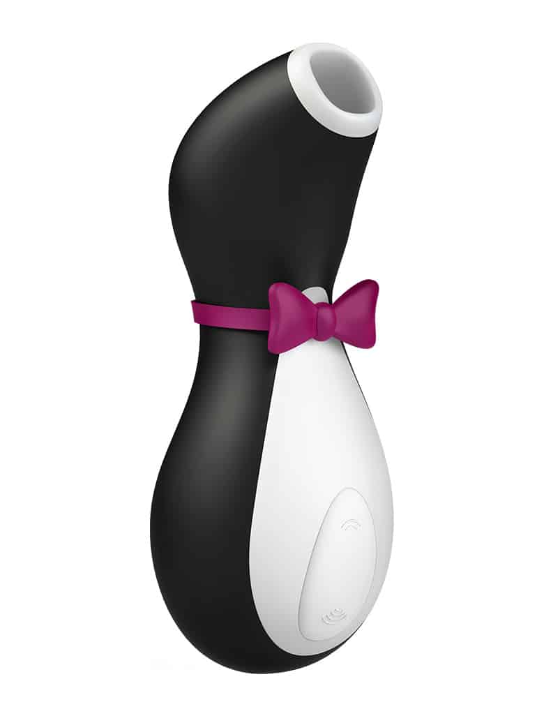 Masażer Satisfyer Penguin ma kształ czarno-białego pingwinka z fioletową muszą na szyi i stymulującą końcówką zamiast dzioba.