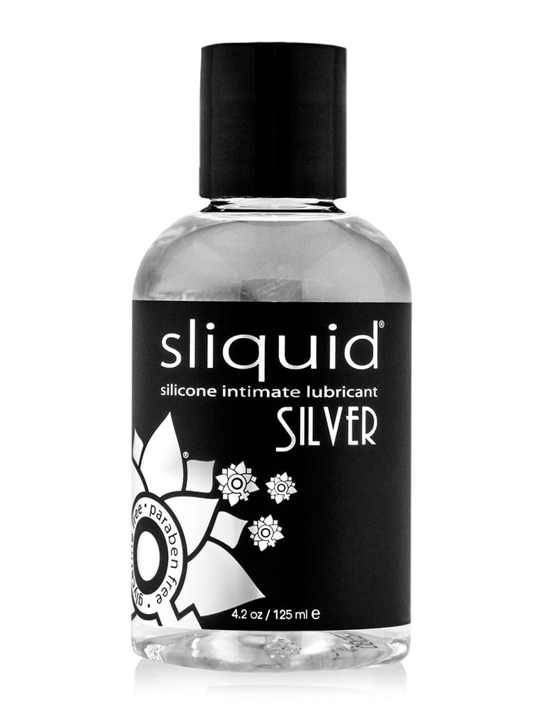 Przezroczysta, pękata buteleczka silikonowego lubrykantu Sliquid Silver z czarną etykietą i nakrętką.