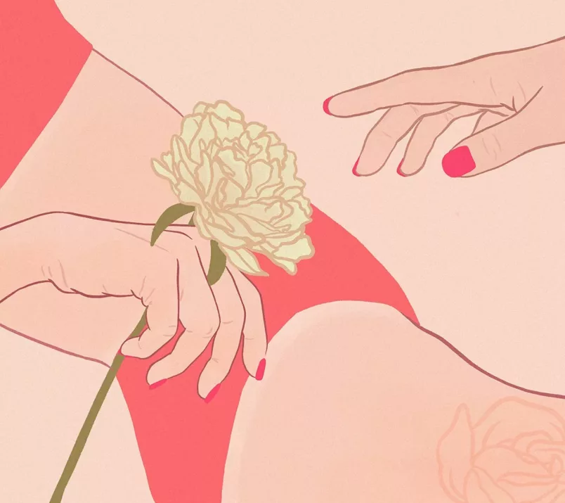 Półleżąca osoba w staniku i majtkach trzyma przy biodrze białą różę. Dłoń drugiej osoby sięga do tego kwiatu.