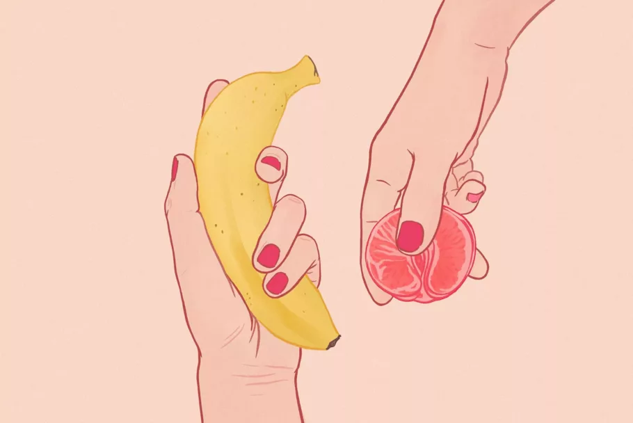 Jedna dłoń trzyma banana, druga: pół obranej mandarynki.