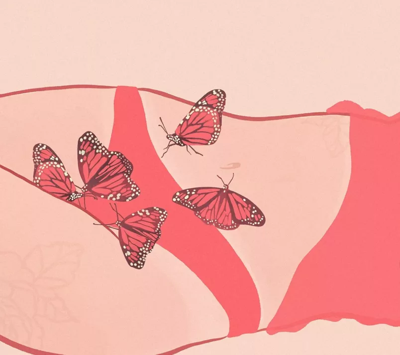 Osoba w majtkach i prześwitującym topie leży na plecach. Nad jej łonem unoszą się motyle.