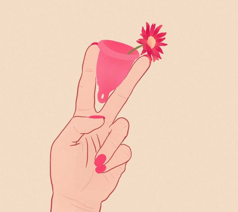 Na rysunku dłoń między palcem wskazującym i środkowym trzyma kubeczek menstruacyjny, z którego wystaje czerwony kwiat.