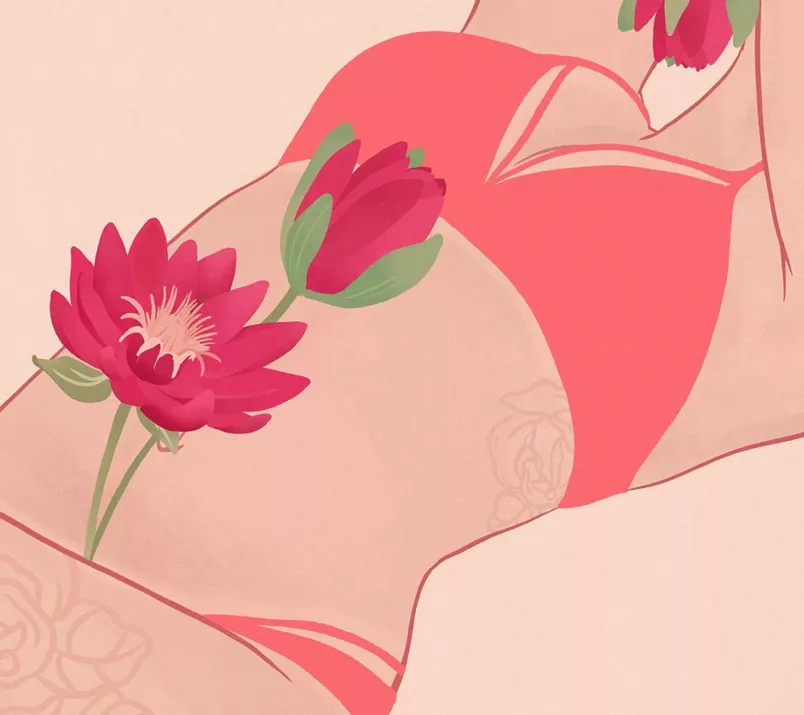 Leżąca osoba ubrana w ozdobne majtki i stanik na brzuchu ma ułożone kwiaty, a nad jej szyją wisi jeszcze jeden kwiat.