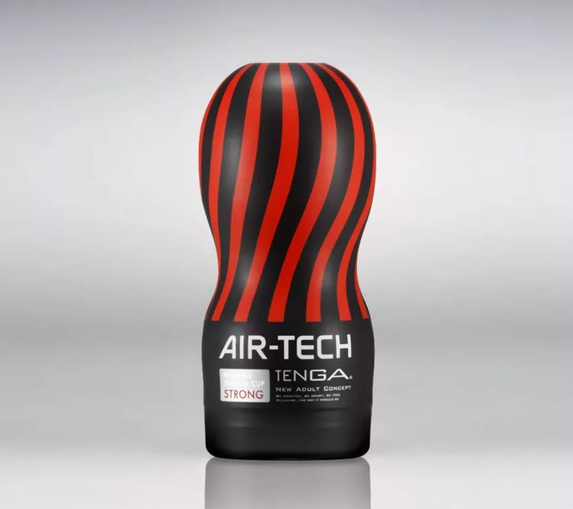 Etykieta masturbatora Tenga Air-Tech Strong ma czarny kolor z jasnymi napisami i czerwonymi, spiralnymi paskami.