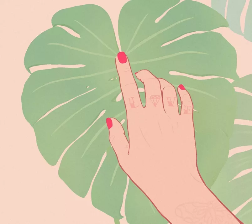 Dłoń z czerwonymi paznokciami i tatuażami na palcach dotyka palcem wskazującym dużego liścia monstery.