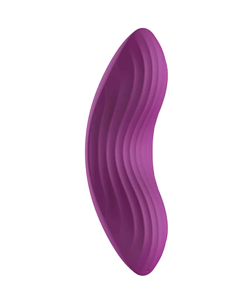 Fioletowy masażer łechtaczki Svakom Edeny ma wygięty kształt. Jego powierzchnia ma podłużne prążki po wklęsłej stronie.
