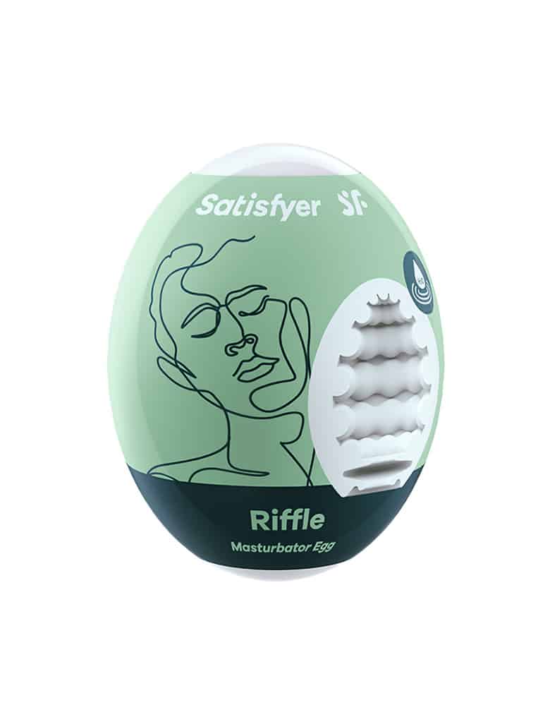 Masturbator Satisfyer Egg Riffle o kształcie jajka z zieloną etykietą, o wzorze z szerokimi prążkami.