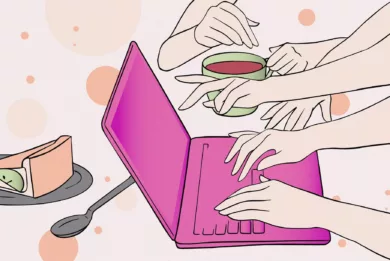 Dwie dłonie piszą na klawiaturze różowego laptopa, a inna wskazuje na jego ekran. W tle ktoś trzyma kubek herbaty.
