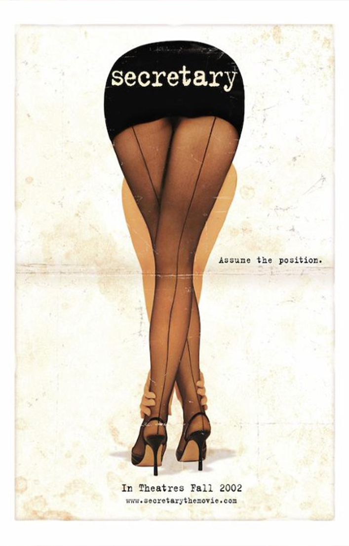 Plakat filmu "Secretary" z kobietą w czarnej mini spódniczce i szpilkach, która pochyla się do przodu i trzyma się za kostki.