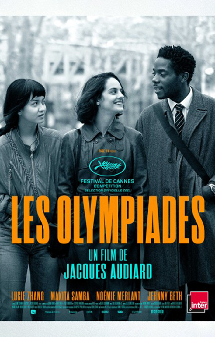 Plakat filmu "Les Olympiades" z czarno-białym zdjęciem dwóch kobiet i mężczyzny spacerujących w jesiennych ubraniach.