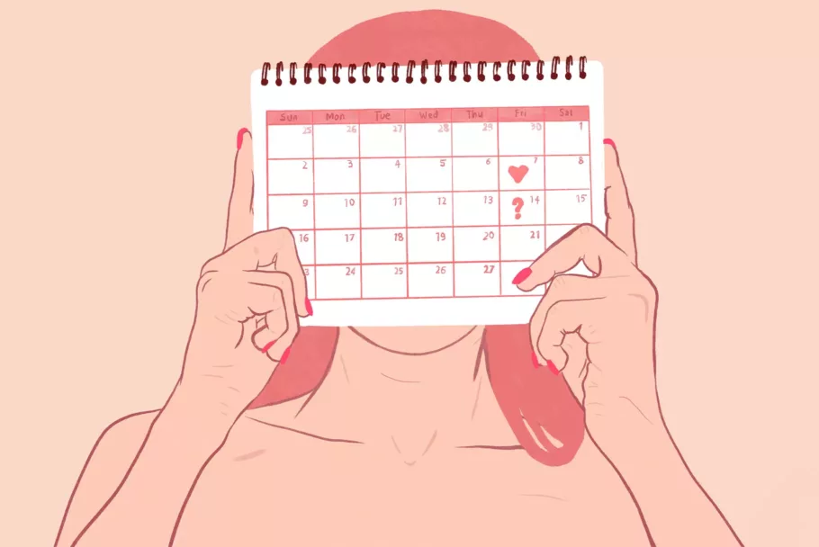 Osoba z długimi włosami trzyma przed twarzą miesięczny kalendarz z dwoma dniami zaznaczonymi serduszkiem i znakiem zapytania.
