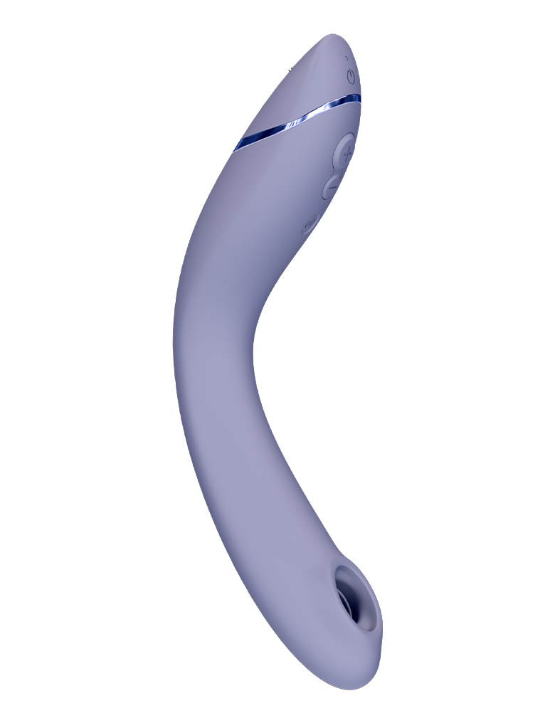 Liliowy masażer Womanizer OG ma kształt bumerangu z bezdotykową końcówką po jednej stronie i przyciskami po drugiej.