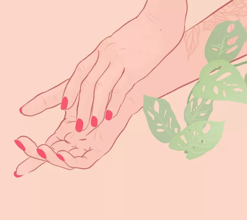 Jedna dłoń z czerwonymi paznokciami głaszcze drugą po jej wewnętrznej stronie. Wzdłuż przedramienia pną się liście.